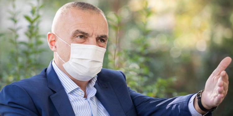 PARA 1 MUAJI VURI PËR HERË TË PARË MASKËN/ Habit Meta: Covid, armik i rrezikshëm. Duhet një…