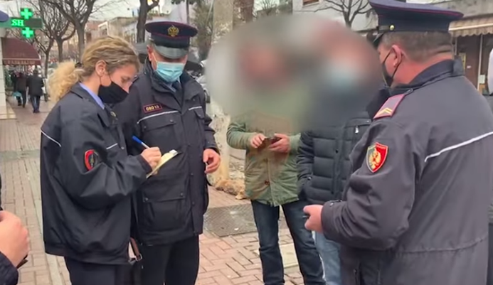 NUK MBAJTËN MASKËN DHE NUK RESPEKTUAN ORËN POLICORE/ Ja sa persona janë gjobitur 24 orët e fundit