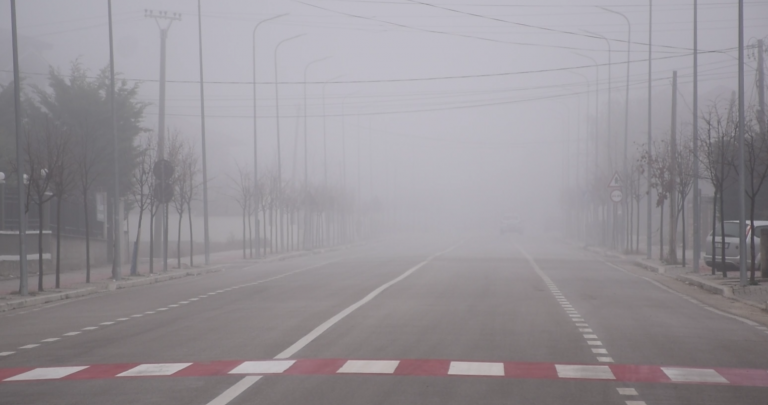 KORÇA MBULOHET NGA MJEGULLA/ Vështirësi në qarkullim. Problematike rruga… (VIDEO)