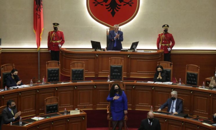 KUVEND/ Ruçi: Vjosa Osmani, një politikane energjike dhe e respektuar. Kosova, UÇK dhe udhëheqësit e saj ishin viktimat…