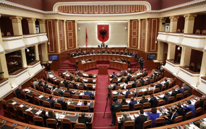 KUVENDI NË SANCË PLENARE/ Shqyrtohet zgjedhja e një anëtari të Gjykatës Kushtetuese dhe dekreti i Metës…