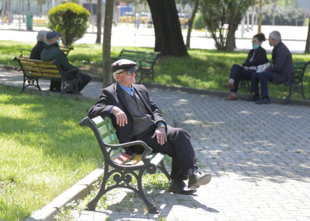 LAJM I MIRË PËR PENSIONISTËT/ Shpërblimi i fundvitit do ndahet menjëherë, ja ku e marrin