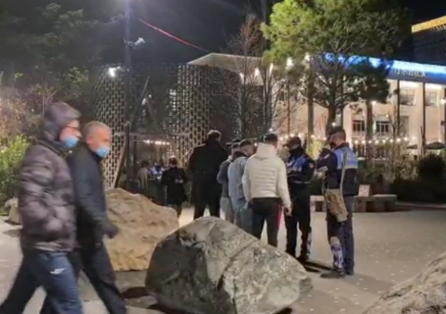 DITA E 6 E PROTESTËS/ Policia nis kontrollet e të rinjve që hyjnë në sheshin “Skënderbej” (VIDEO)