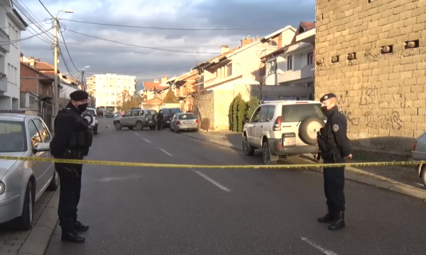 PËRGJAKET KRISHTLINDJA/ Djali shqiptar SULMON prindërit, vret babanë dhe… (PAMJET)