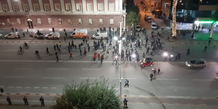 PAMJET NGA DRONI/ Zbehet PROTESTA, ja sa persona u mblodhën përpara Kryeministrisë