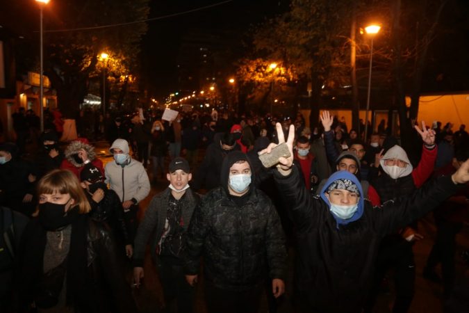 PROTESTAT SHKATËRRUESE/ Më shumë se 100 të shoqëruar… (DETAJET)