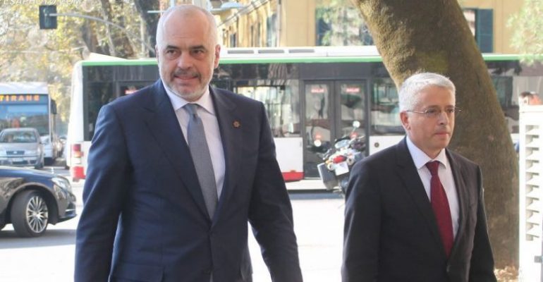 PAS DORËHEQJES/ Rama: Respekt e faleminderit për përkushtimin, punën, burrërinë e vërtetësinë e të trejave i dashur Sandër