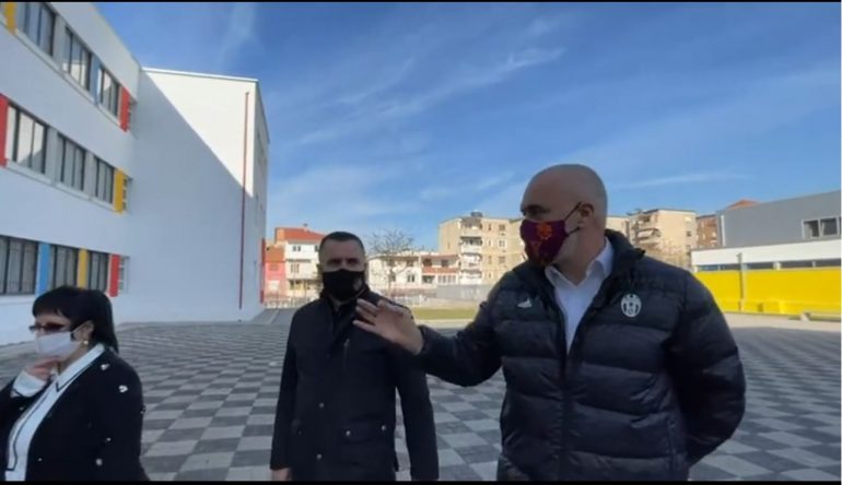 “KUSHTE DINJITOZE PËR NXËNËSIT E MËSUESIT”/ Rama viziton gjimnazin në Librazhd (VIDEO)