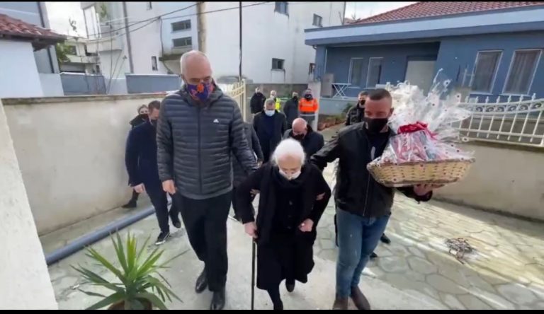 RINDËRTIMI/ Rama në Shijak: Vazhdon kthimi në shtëpitë e reja i familjeve të prekura nga tragjedia e 26 nëntorit (VIDEO)