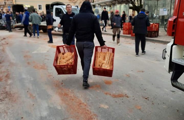 E RRALLË/ Shqiptari dhuron bukë falas për të prekurit nga tërmeti tragjik në Koraci (PAMJET)