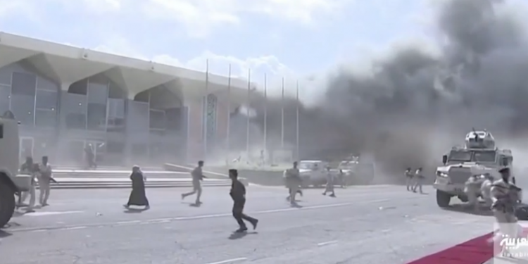DALIN PAMJET E FRIKSHME/ Si ndodhi sulmi TERRORIST në aeroportin e Jemenit (VIDEO)