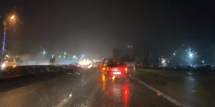 RESHJE TË DENDURA SHIU NË TIRANË/ Ja çfarë ndodh në autostradën Tiranë-Durrës