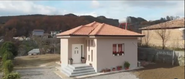 PËRFUNDON SHTËPIA E RINDËRTUAR NGA BEBE REXHA NË BUBQ/ Këngëtarja: Faleminderit të gjithëve…