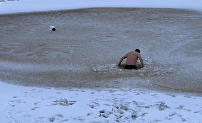DALIN FOTOT/ Deputeti shqiptar sfidon sërish të ftohtin, zhytet nën akullin e liqenit