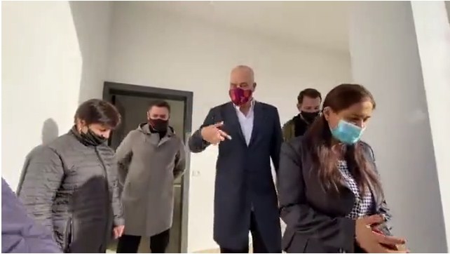 I RINDËRTUAN SHTËPINË/ Anëtari i kryesisë së PD në Farkë falenderon Ramën dhe Veliajn