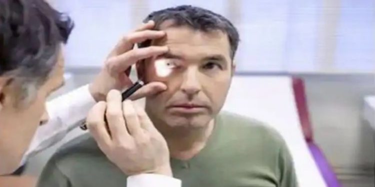 STUDIMI/ Infeksioni i rrallë nga COVID, që mund t’ju rrezikojë shikimin