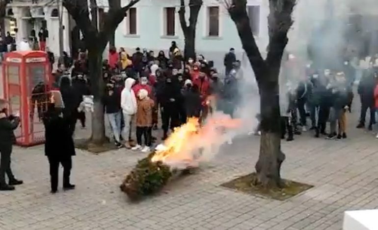 PËRPLASJE NË KORÇË/ Plagoset një efektiv POLICIE. Protestuesit djegin pemën dhe godasin…