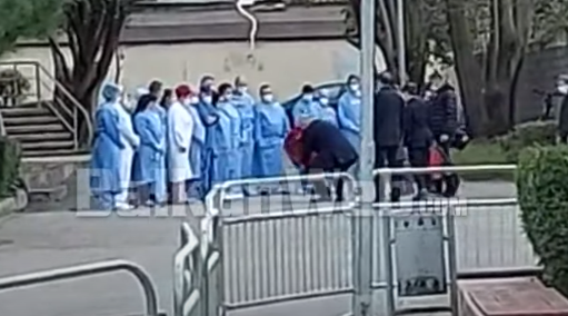 ME BUQETË LULESH NË DUAR PËRULET PARA MJEKËVE/ Rama vizitë në spitalin “Infektiv” për Krishtlindjet (VIDEO)