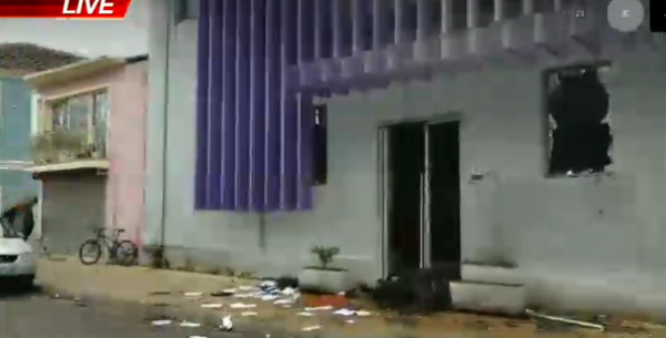 TENSIONOHET SITUATA/ Të miturit hyjnë brenda selisë së PS në Shkodër, shkatërrojnë çdo gjë (PAMJET)