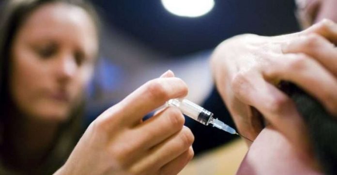 COVID-19/ Flet shkencëtari, kjo vaksinë është efektive kundër variantit të ri të virusit