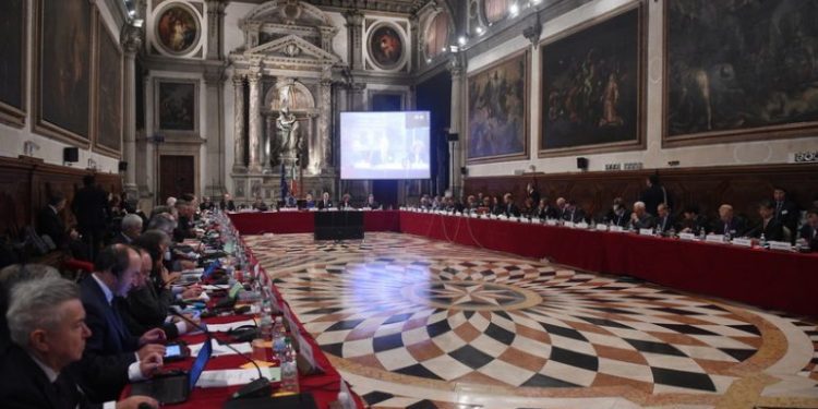 RAPORTI PARAPRAK I VENECIAS/ “Palët të dialogojnë për të sqaruar ndryshimet kushtetuese”