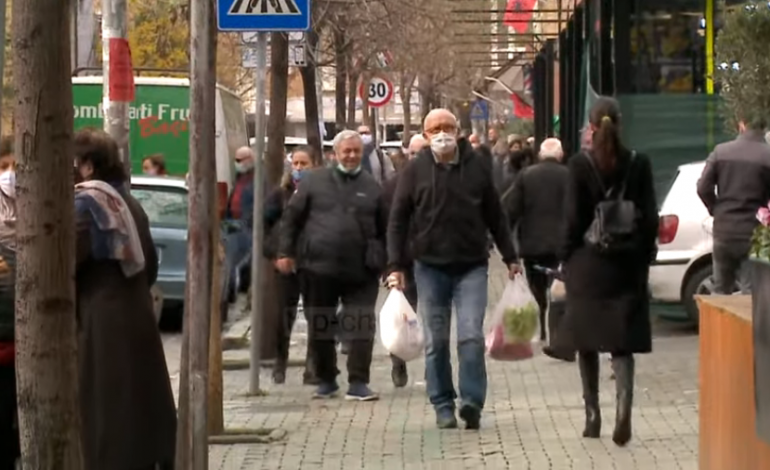 FESTA NË KOHË PANDEMIE/ Qytetarët kanë nisur të bëjnë blerjet e fundvitit