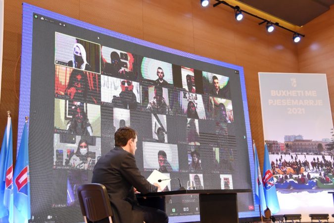 TAKIM ONLINE ME TË RINJTË PËR BUXHETIN 2021/ Veliaj: Në një vit po ndërtohen më shumë shkolla se në 100 vite të Tiranës kryeqytet