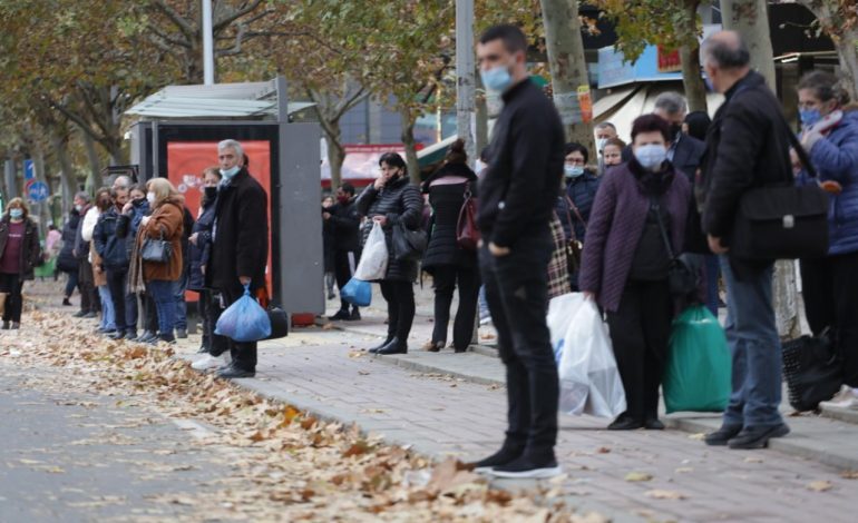 TË GJITHË…TË GRUMBULLUAR/ Ja sa i respektojnë qytetarët në Tiranë masat ANTI-COVID