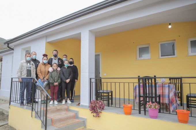 RINDËRIMI/ Veliaj i dhuron dokumentet e shtëpië familjes Kasa: Do të dalim faqebardhë…