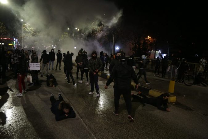DITA E PESTË E PROTESTËS/ Policia arreston 4 persona, procedohen në gjendje të lirë 46 të tjerë. Një efektiv mbeti i plagosur
