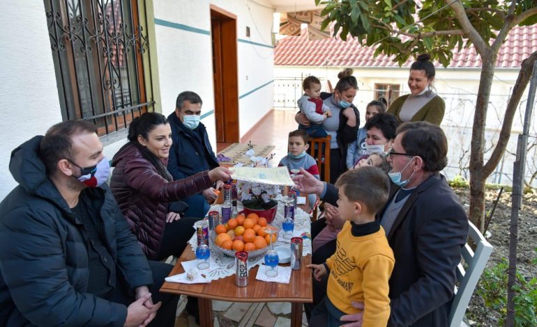 “DO VIJOJMË DHE ME…”/ Balluku shpërndan certifikatat e legalizimit të shtëpive për tre familje në Kombinat