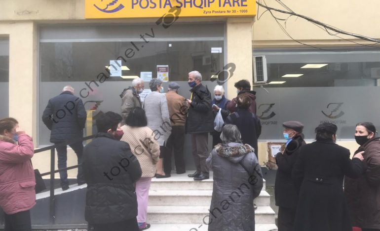 PAMJET SHOKUESE/ Nis shpërndarja e shpërblimeve, por pensionistët “harrojnë” COVID-19, grumbullohen…