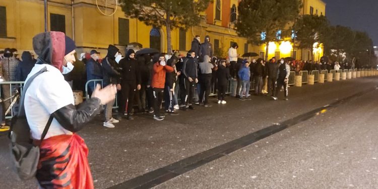 TENSIONOHET SËRISH SITUATA/ Protestuesit sulmojnë Policinë dhe institucionet