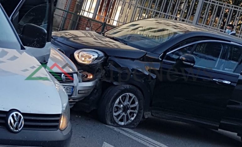 AKSIDENT NË TIRANË/ Dy automjete PËRPLASEN “kokë më kokë” dhe… (PAMJET)