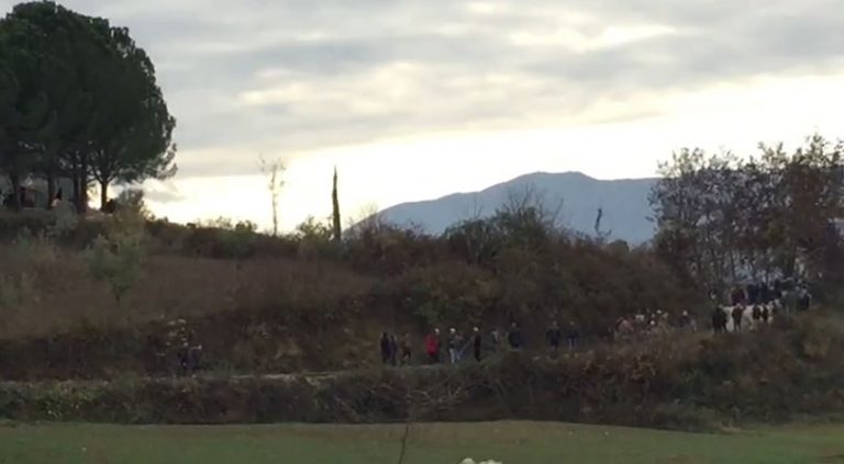 U EKZEKUTUA ME 20 PLUMBA NGA QIRAXHIU/ Përcillet për në banesën e fundit 41 vjeçari, Ajet Guneli