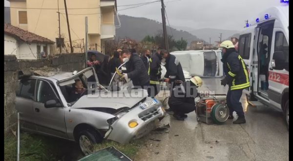 AKSIDENT I RËNDË NË BERAT/ Plagoset oficeri i ushtrisë. PAMJET kur zjarrfikësit e nxjerrin nga automjeti (EMRI)