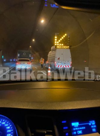 AKSIDENTI I RËNDË NË ELBASAN/ Zbulohet shkaku, dy shoferët ngecën brenda pas përplasjes (VIDEO)