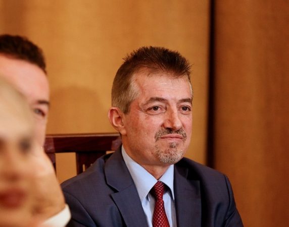 HUMBI BETEJËN ME COVID-19/ Nga pedagog në drejtues të suksesshëm të disa mediave, kush ishte Kasem Hysenbelliu
