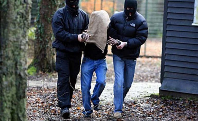 KËRKOI 4 MIJË EURO PËR TË LIRUAR PENGUN E MARRË/ Ekstradohet nga Athina për në Shqipëri 29-vjeçari (EMRI)
