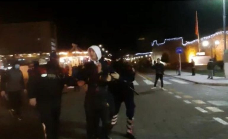 VRASJA E KLODJAN RASHËS/ Taulant Balla bisedon me protestuesit në Elbasan