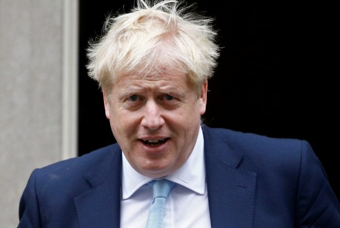 “PSE NUK I KREH…?” Pyetja e mamasë së gazetarit vë në SIKLET kryeministrin Boris Johnson