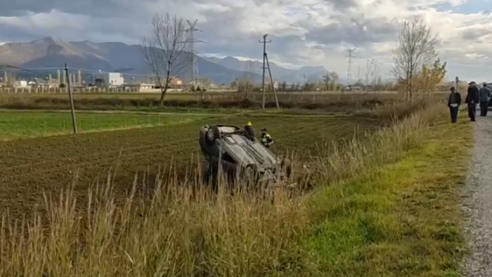MAKINA DEL NGA RRUGA DHE KTHEHET PËRMBYS/ Aksidentohet çifti i bashkëshortëve në Lezhë