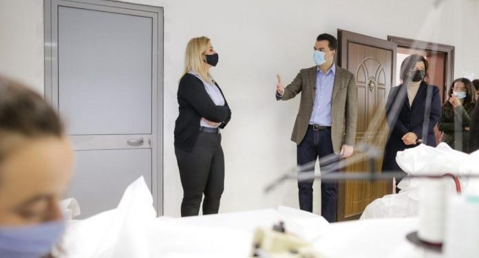 “HAP THESIN”/ Habit Basha në Lezhë: Mos ikni pa më votuar mua si kryeministër, u jap 200 mijë lekë…