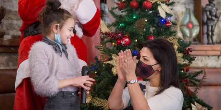“DUHET TA KUPTOJNË QË NUK JANË VETËM”/ Ministrja Kushi: Festa e Krishtlindjeve dhe Vitit të Ri me fëmijët jetimë të Elbasanit…