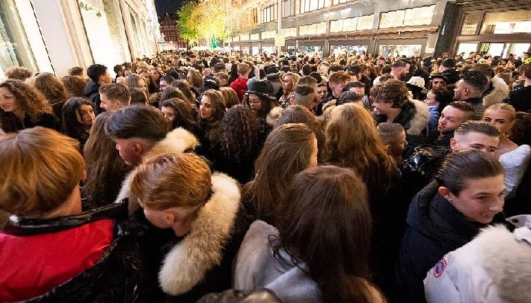 TMERR NË LONDËR/ Qindra të rinj dynden pa maska në qendrat tregtare