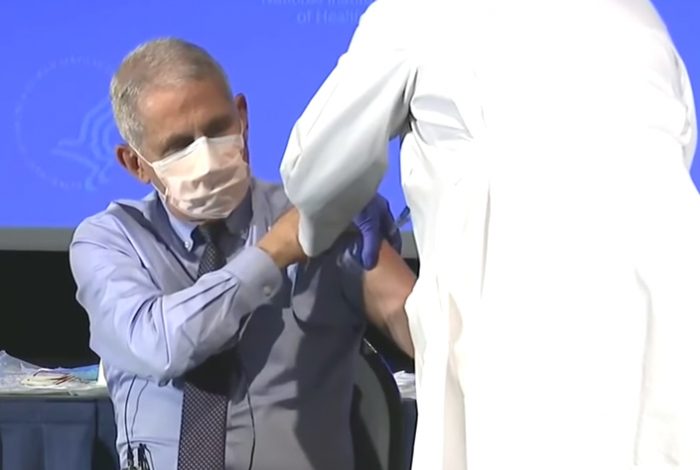 VIDEOLAJM/ Fillon VAKSINIMI dhe me vaksinën e MODERNA-s, Fauci merr dozën e parë LIVE