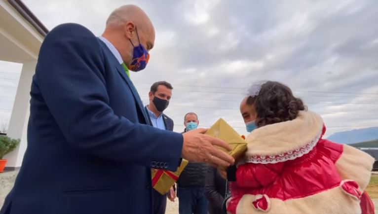 RINDËRTIMI/ Rama: Rikthimi në shtëpitë e reja vijon çdo ditë për të gjithë të prekurit nga tërmeti