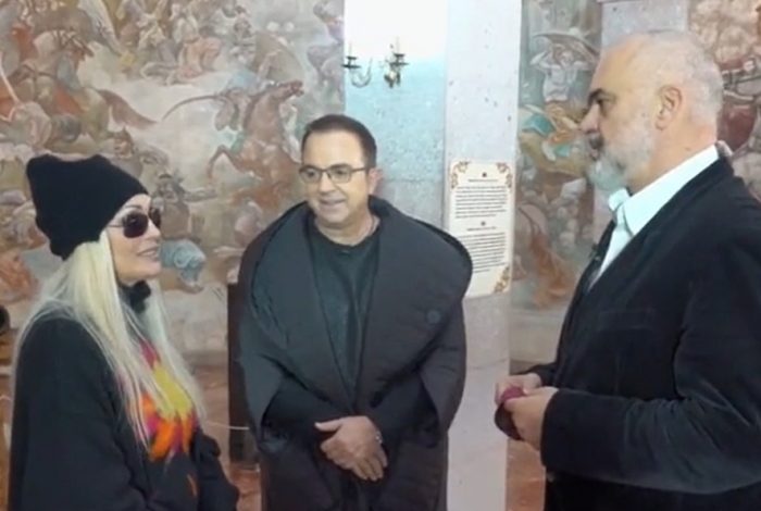 “E DËRGUARA E SKËNDERBEUT NË…”/ Rama i jep personalisht pasaportën shqiptare këngëtares Ana Oxa (VIDEO)