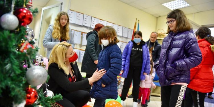 “NUK JENI VETËM”/ Bashkia e Tiranës dhurata për fëmijët në nevojë për festat e fundvitit