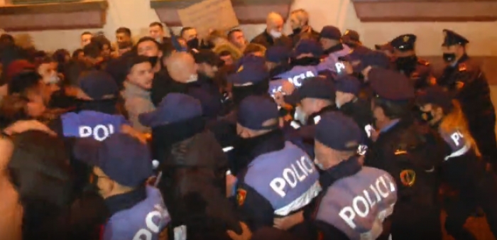 PROTESTA PARA MINISTRISË SË BRENDSHME/ Plagoset një efektiv i policisë